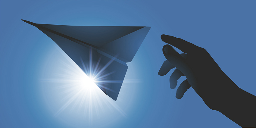 Ein Papierflugzeug vor der Sonne